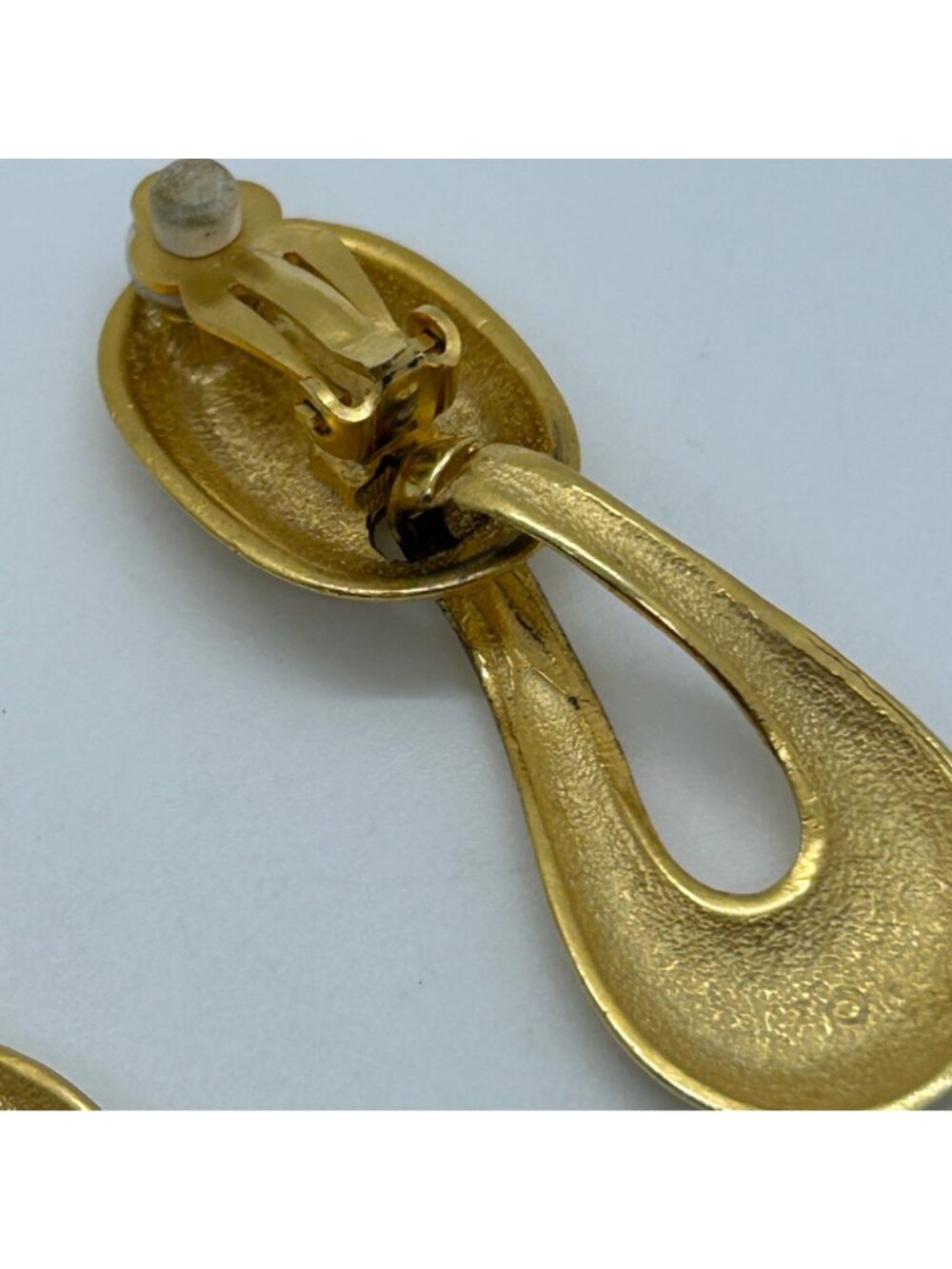 Vintage Teardrop Dangle Clip-On Earrings Gold Tone Brushed Modernist Statement - Picture 9 of 9